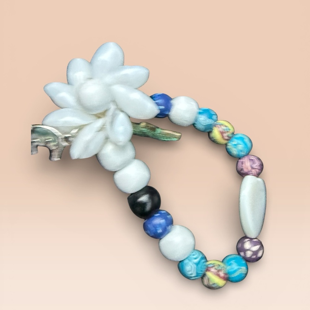 Handcrafted stretchy Elegant White Floral Bracelet 808 beads